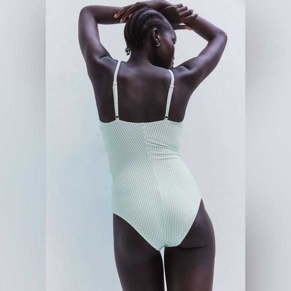 BNWT H&M Flounced Shaping Swimsuit - M - Picture 2 of 7